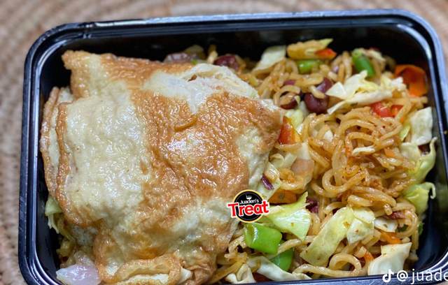 Noodles and fried egg