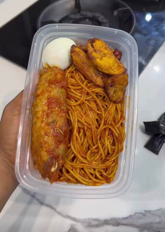 Jollofspaghetti, plantain, Turkey&Egg