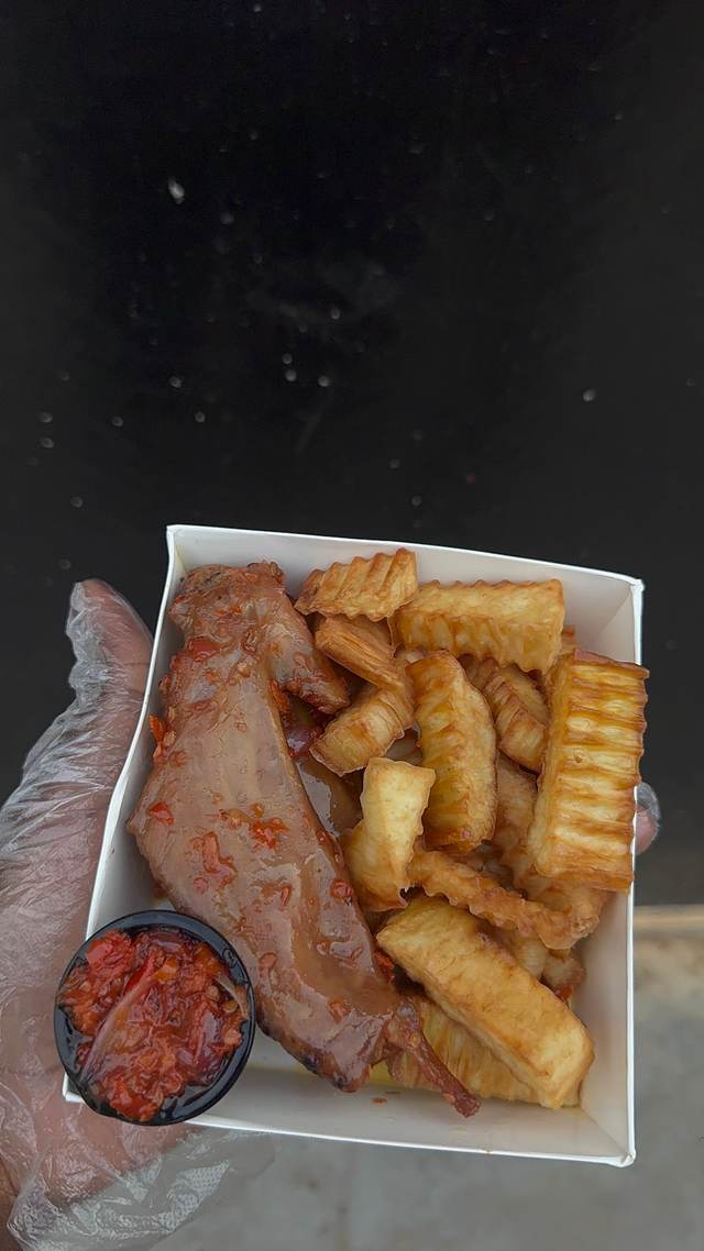 Midi combo pack (2 grilled & peppered turkey finger,yam fries & sauce)