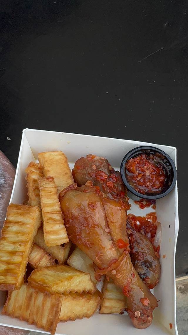 Midi pack (2 grilled & peppered drumstick,yam fries & sauce)