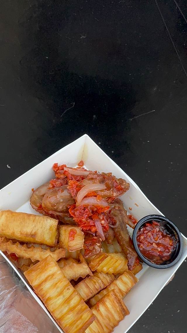Midi pack(2 grilled & peppered chicken wings,yam fries & sauce)