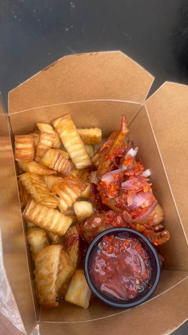 Jumbo pack! 3 pcs grilled & peppered chicken wings,yam fries*2, sauce