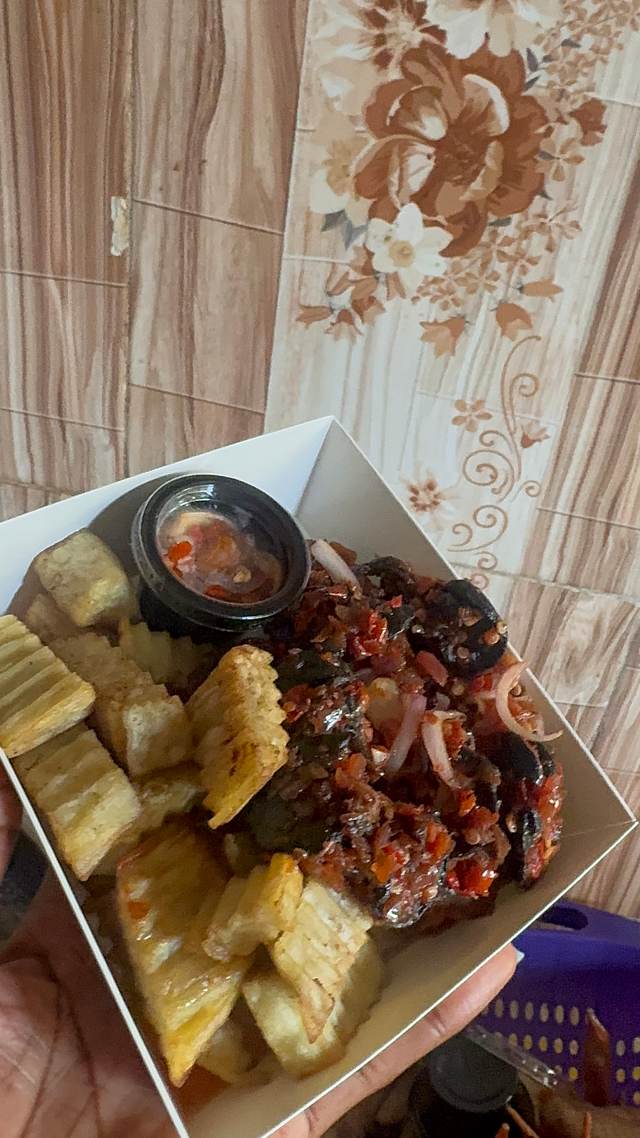 Peppered snail & peppered gizzard with yam/sweet potato fries & sauce