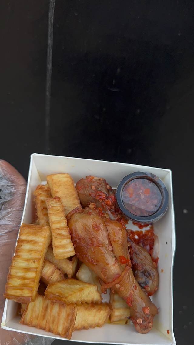 2 pcs grilled & peppered drumsticks,yam/sweet potato fries & sauce