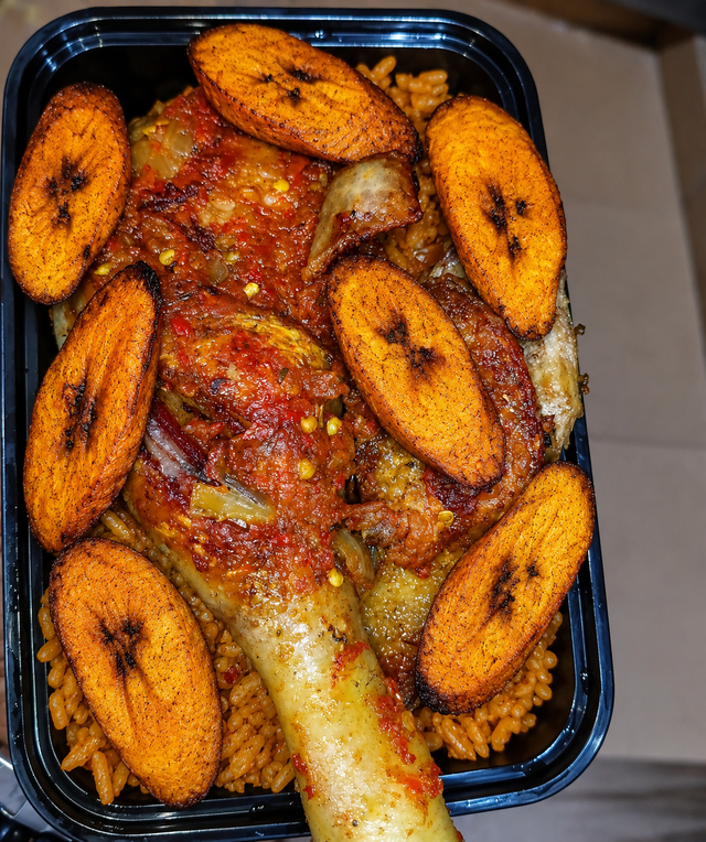 Lunch pack( Moq of 10 plate) smoky Jollof and chicken with plantain paired with cold fruity Zobo